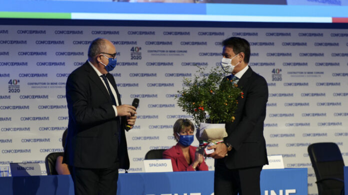 Gardini dona pianta melograno (simbolo Confcooperative) al premier Conte