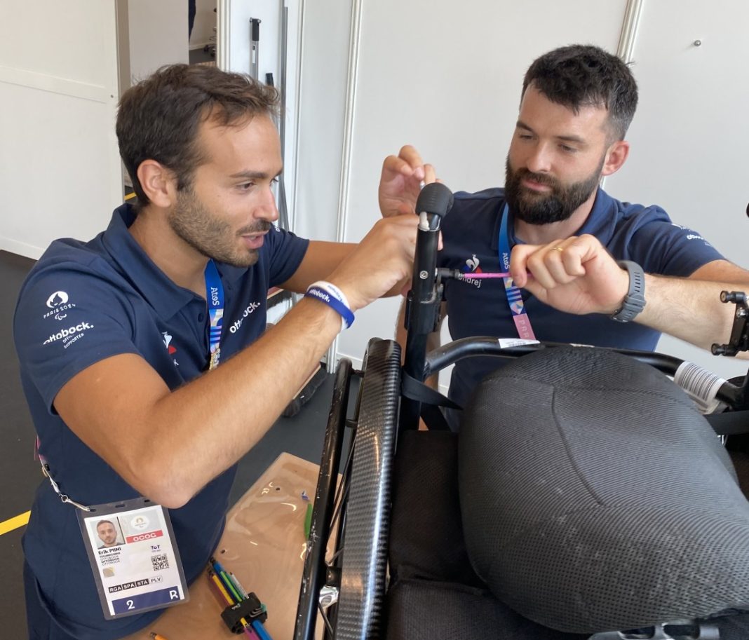 In foto Erik Mini (a sinistra) al lavoro.