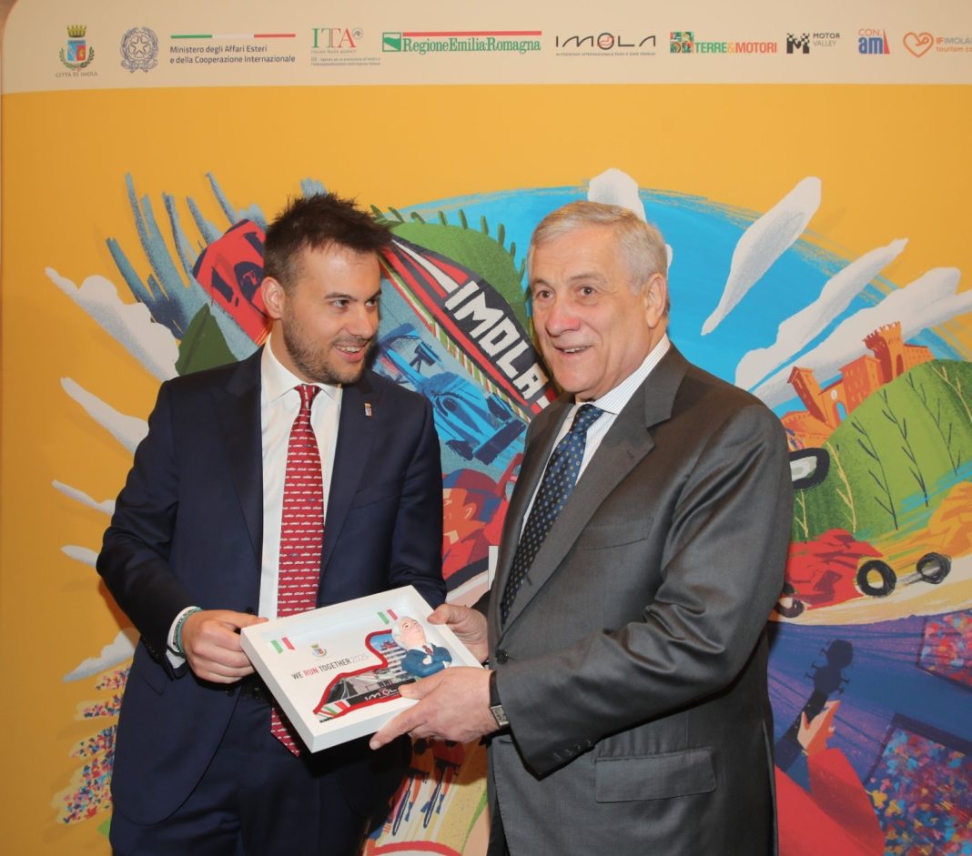 Il sindaco di Imola, Marco Panieri, consegna un riconoscimento ad Antonio Tajani, Ministro degli Esteri