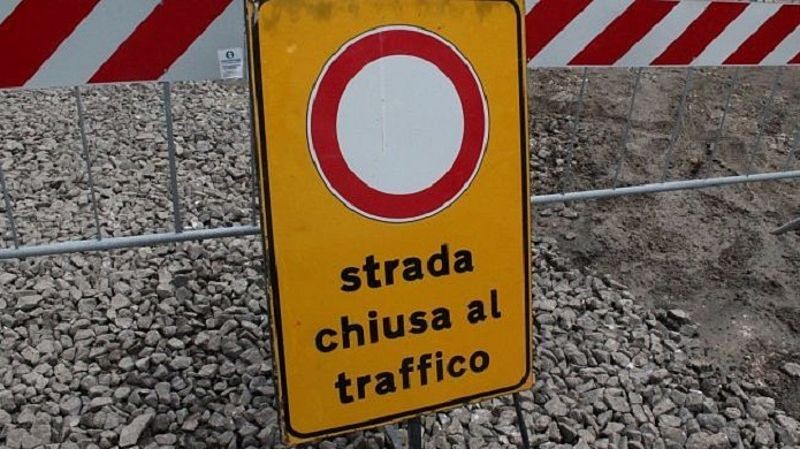 Un cartello che avverte della chiusura di una strada