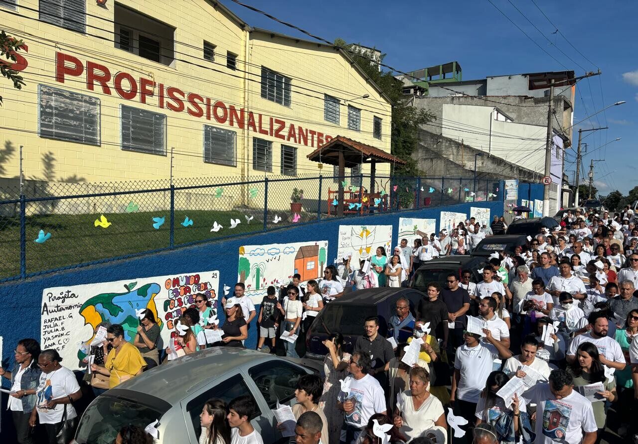 La processione per la pace in memoria di don Leo
